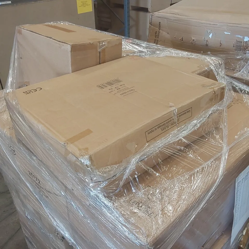 PALLET CONTAINING A VERY LARGE QUANTITY OF ASSORTED LIGHTING PRODUCTS