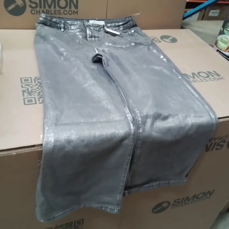 BOXED BRAND NEW APPROXIMATELY 11 JD WILLIAMS METALLIC WIDE LEG JEAN'S SILVER SIZE 18