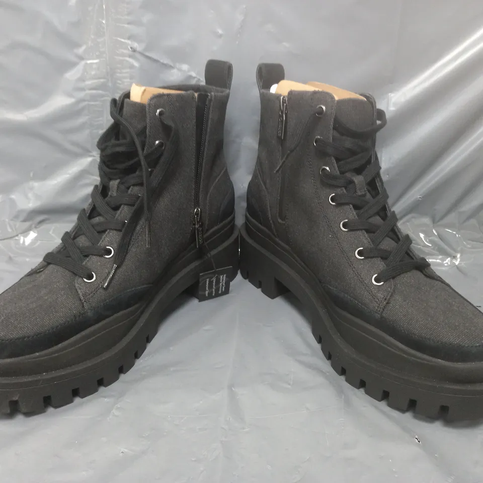 BOXED PAIR OF VIONIC ASPEN HIKER BOOTS IN BLACK SIZE 8
