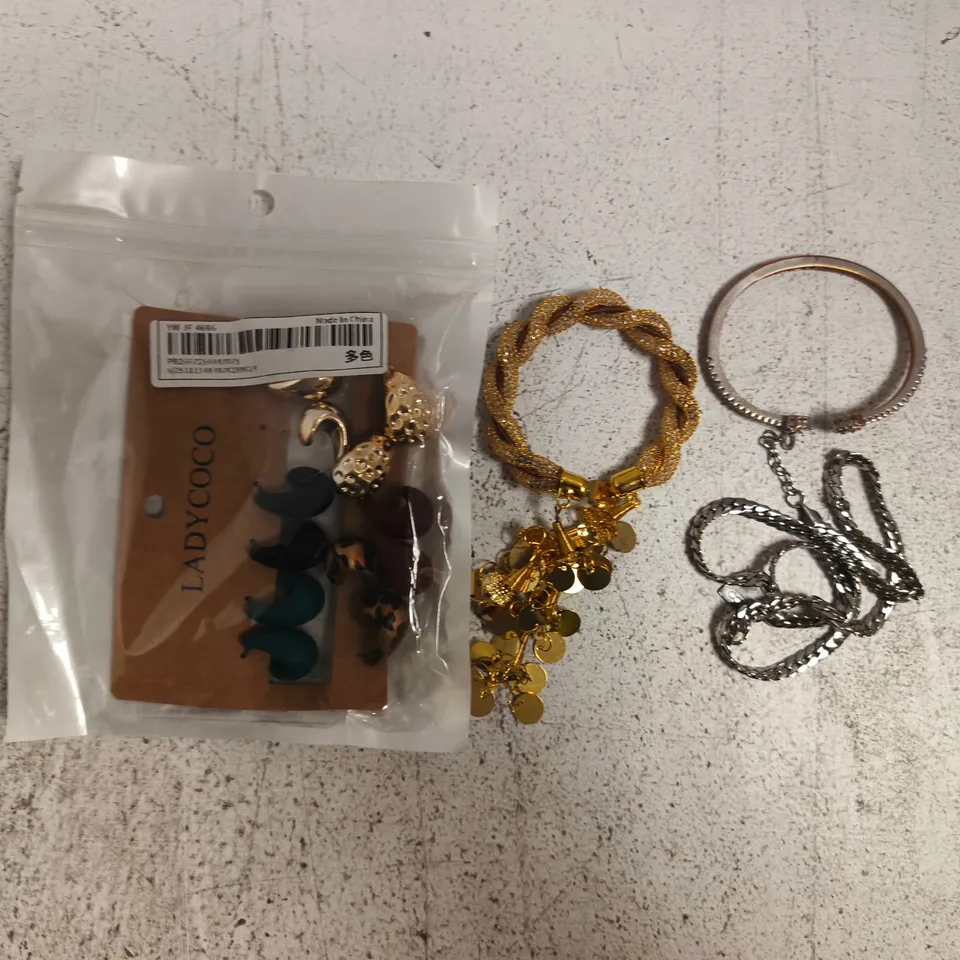APPROXIMATELY 15 ASSORTED JEWELLERY ITEMS - COLLECTION ONLY