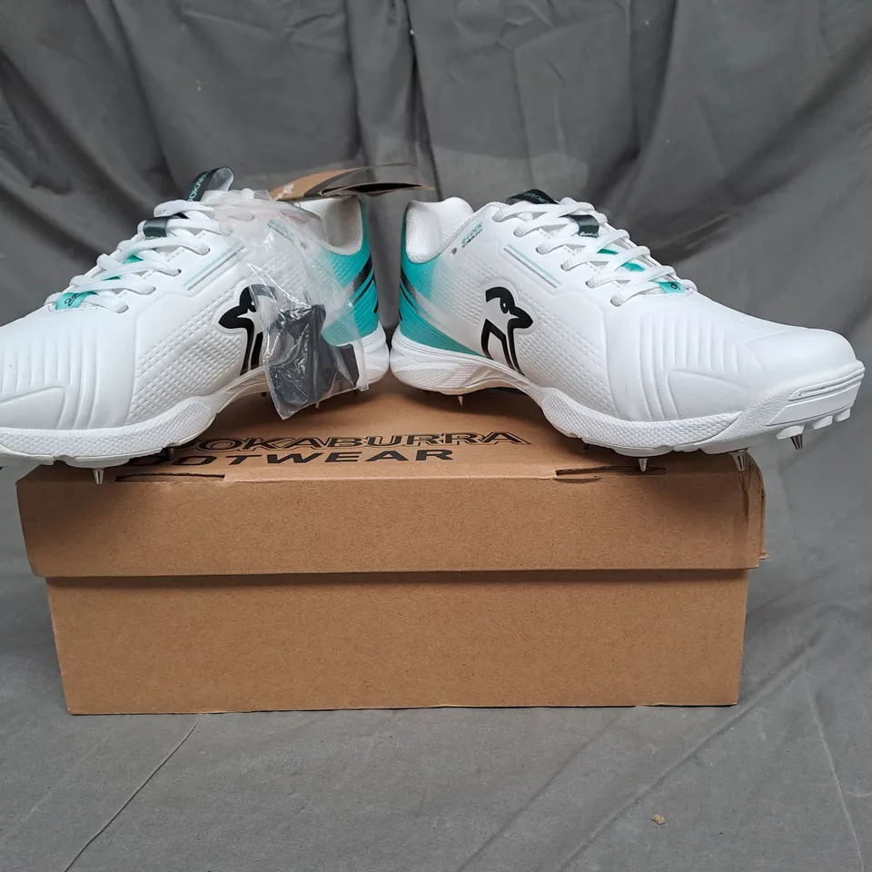 BOXED PAIR OF KOOKABURA FOOTWEAR KC 3.0 SPIKE SHOES IN AQUA/WHITE SIZE 9