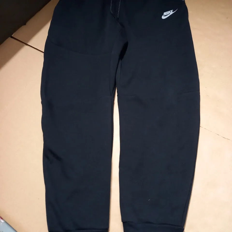 NIKE BLACK LOGO BACK ZIP POCKET TRACKSUIT BOTTOMS - SIZE L 