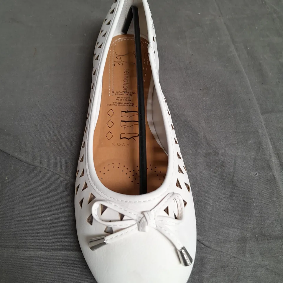 APPROXIMATELY 12 PAIRS OF LADIES SOLE SENSATION CUT OUT DETAIL PUMPS WHITE ASSORTED SIZES