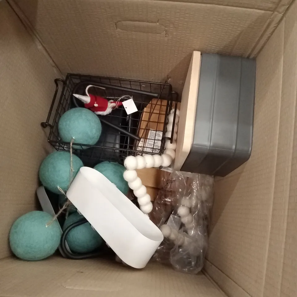 BOX OF ASSORTED DESIGNER HOUSEHOLD GOODS TO INCLUDE; WATERING CAN, TREE TOPPER, FOOD STORAGE TIN, METAL ORGANISERS ETC