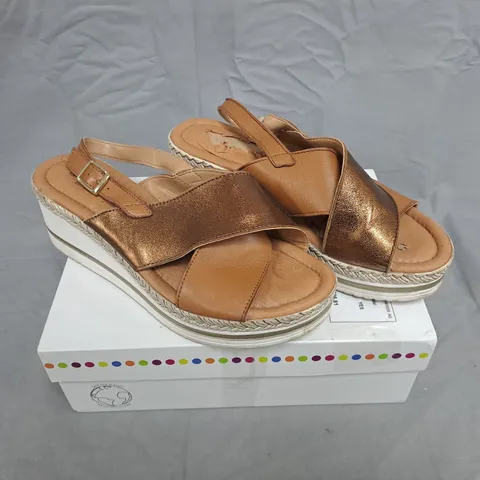 BOXED PAIR OF ADESSO COCO SUMMER SANDAL – SIZE UK 7
