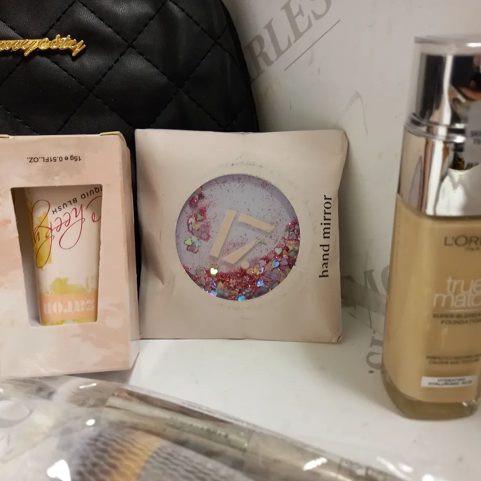 LOT OF APPROX 10 TO INCLUDE , BAG , MAKE-UP BRUSHES . HAND MIRROR , ETC