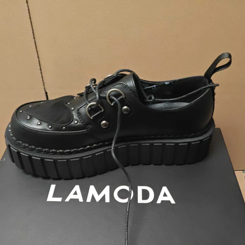 BOXED LAMODA WOMEN'S BLACK PLATFORM SHOES WITH HEART TOE DETAIL - 8