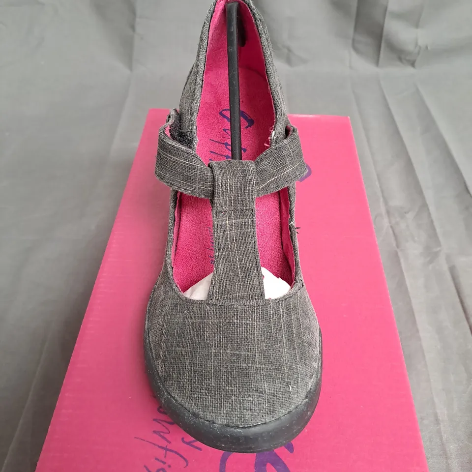 BOX OF APPROXIMATELY 11 PAIRS OF BLACK GUPPY LOVE WEDGE SHOES IN VARIOUS SIZES 