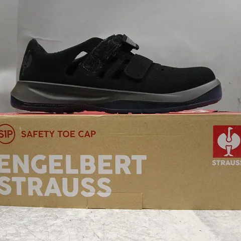 BOXED PAIR OF STRAUSS SAFETY TOE CAP SHOES IN BLACK SIZE UK 9