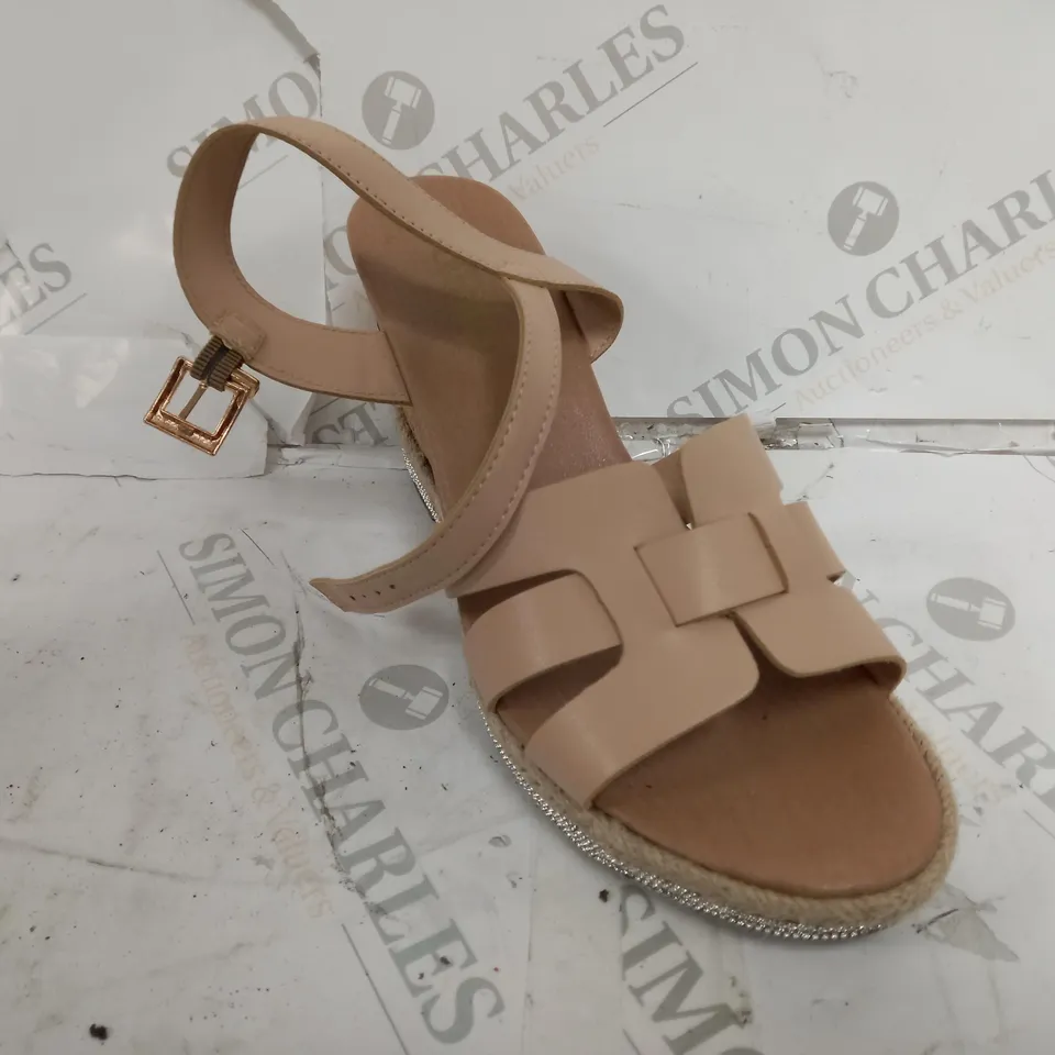 PAIR OF STUDIO HEELED OPEN TOE SANDLES IN PEACH - SIZE UNSPECIFIED