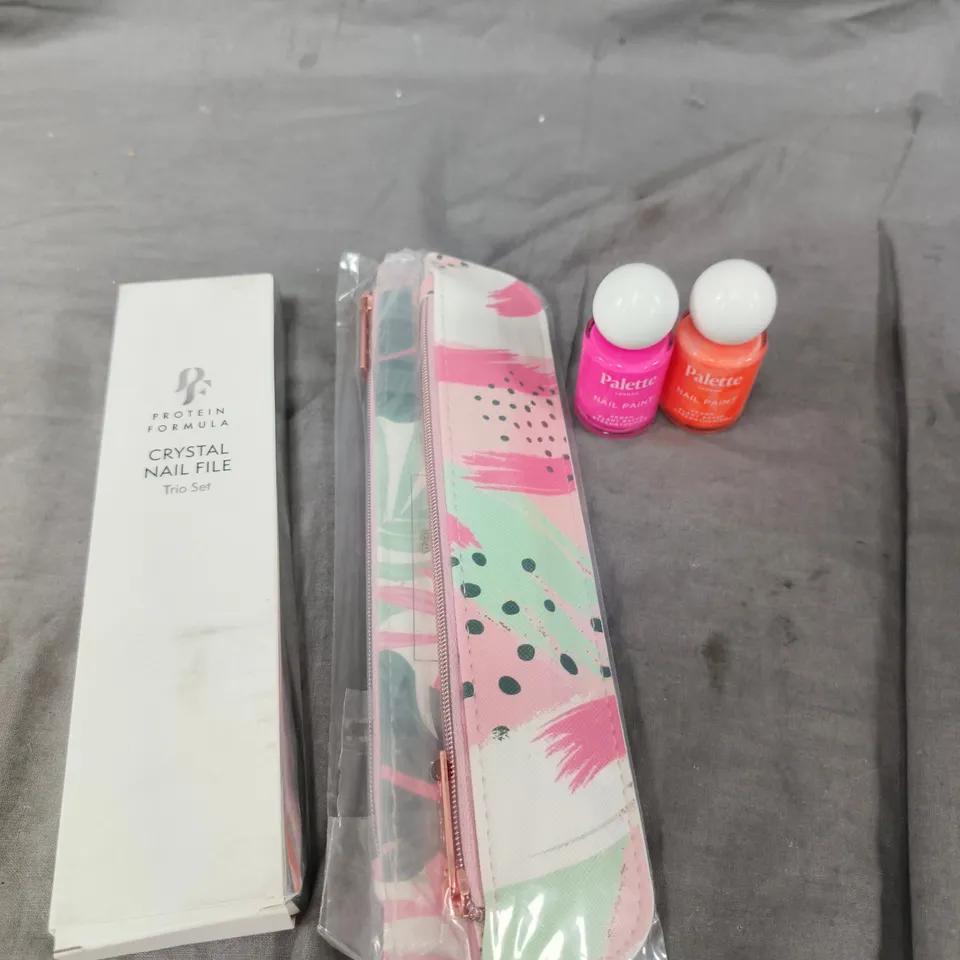 APPROXIMATELY 20 ASSORTED BEAUTY PRODUCTS TO INCLUDE NAIL FILES, NAIL POLISH ETC 