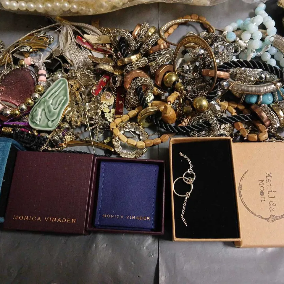 LOT OF ASSORTED JEWELLERY ITEMS TO INCLUDE NECKLACES, BRACELETS AND EARRINGS