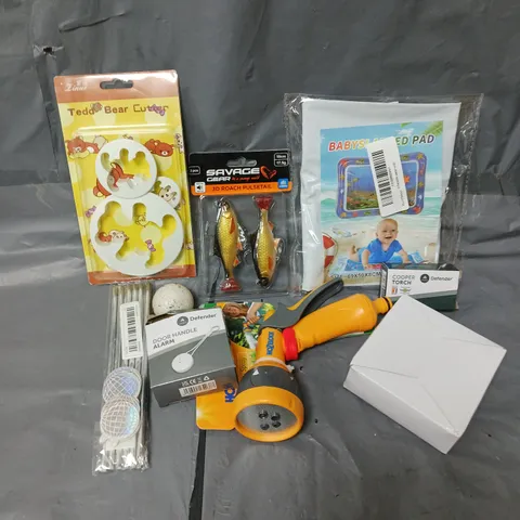 APPROXIMATELY 15 ASSORTED HOUSEHOLD ITEMS TO INCLUDE COPPER TORCH, DOOR HANDLE ALARM, HOZELOCK MULTI SPRAY, ETC