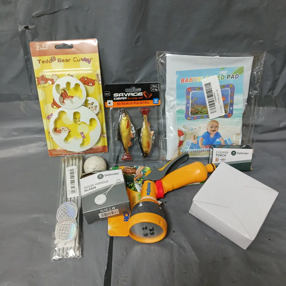 APPROXIMATELY 15 ASSORTED HOUSEHOLD ITEMS TO INCLUDE COPPER TORCH, DOOR HANDLE ALARM, HOZELOCK MULTI SPRAY, ETC