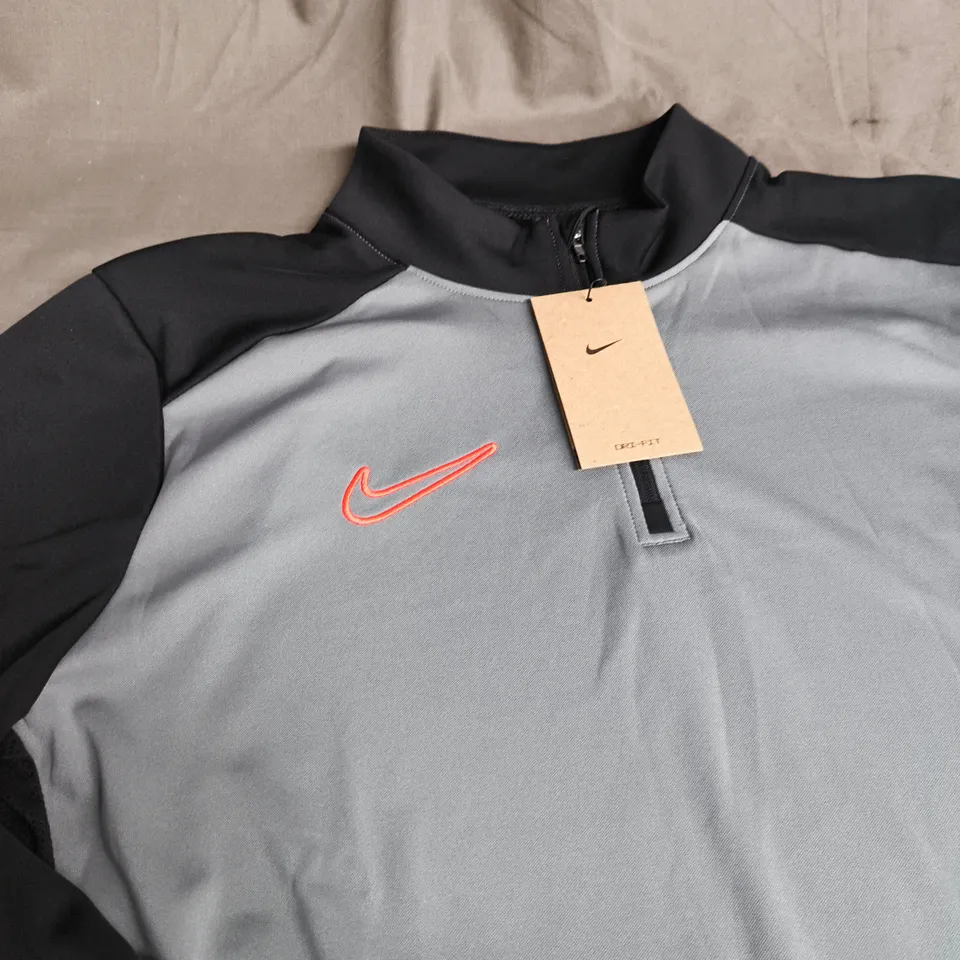 NIKE DRI-FIT QUARTER ZIP TRAINING TOP – SIZE L