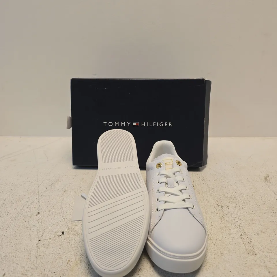 TOMMY HILFIGER WHITE LEATHER COURT SNEAKER – UK 6 (EU 39) – BOXED
