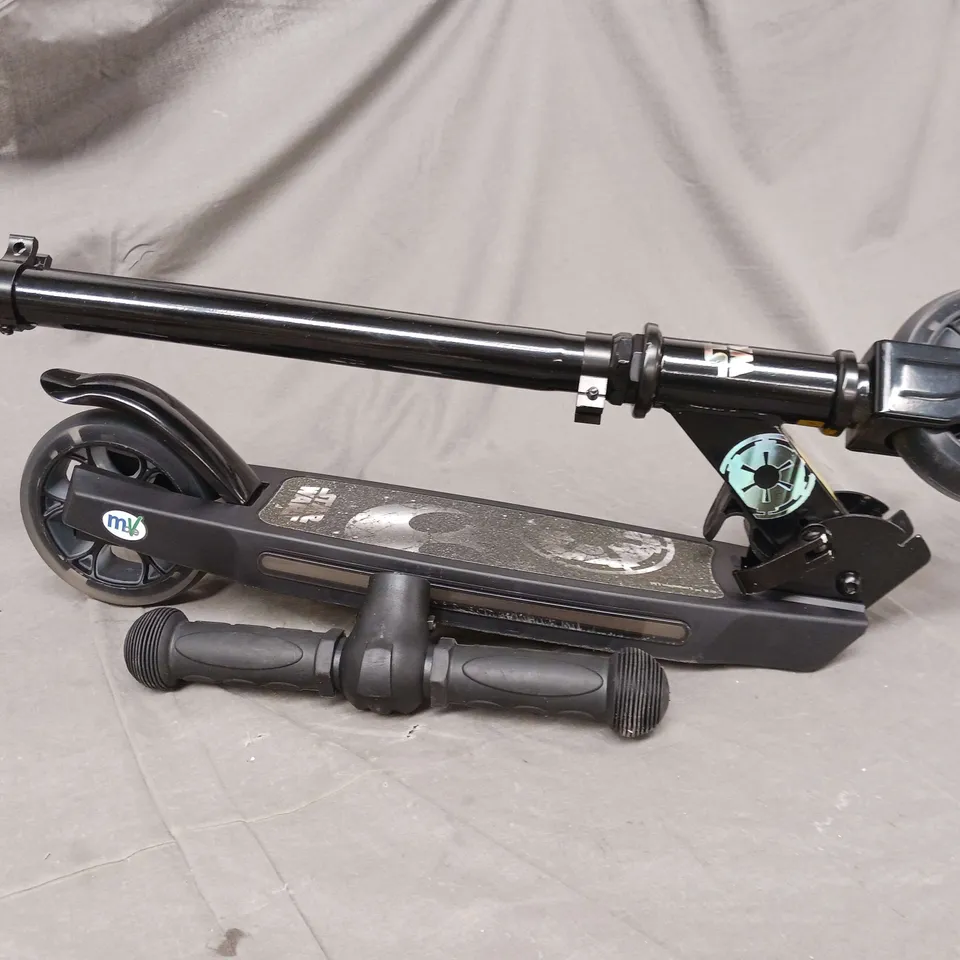 BOXED STAR WARS LIGHTSABRE SCOOTER 
