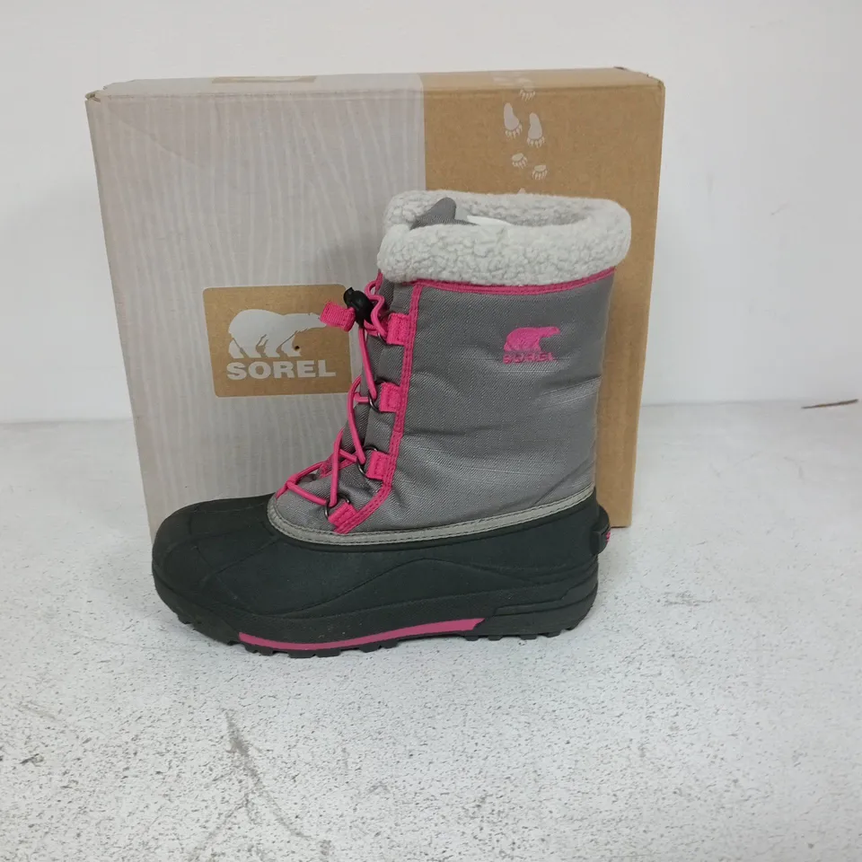 BOXED PAIR OF SOREL YOUTH CUMBERLAND 2 BOOTS IN LIGHT GREY/PINK - UK 5.5