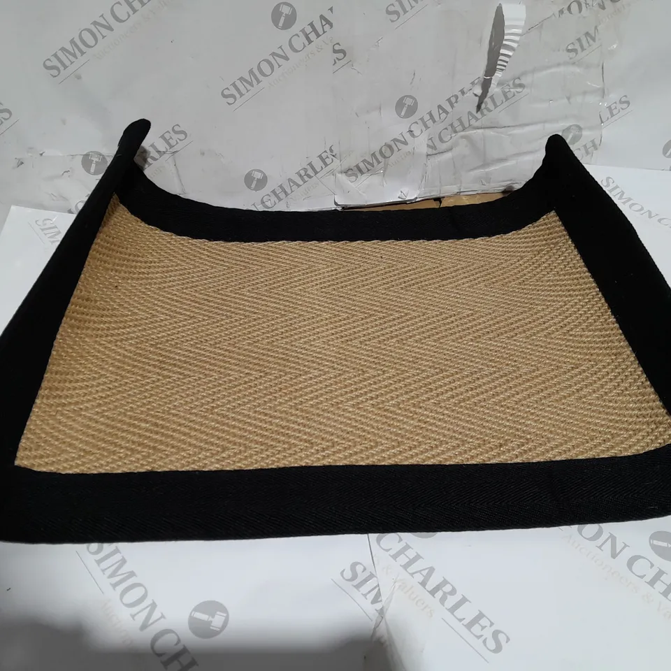 BLACK/BEIGE BATH MAT