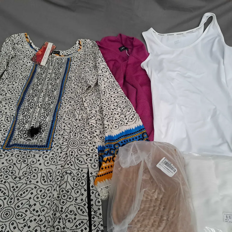 APPROXIMATELY 25 ASSORTED CLOTHING ITEMS IN VARIOUS SIZES TO INCLUDE VEST, DRESS, CARDIGANS, ETC