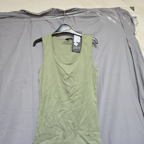 BOX OF APPROXIMATELY 15 ASSORTED ITEMS TO INCLUDE: GREEN VEST AND GREEN JOGGING BOTTOMS