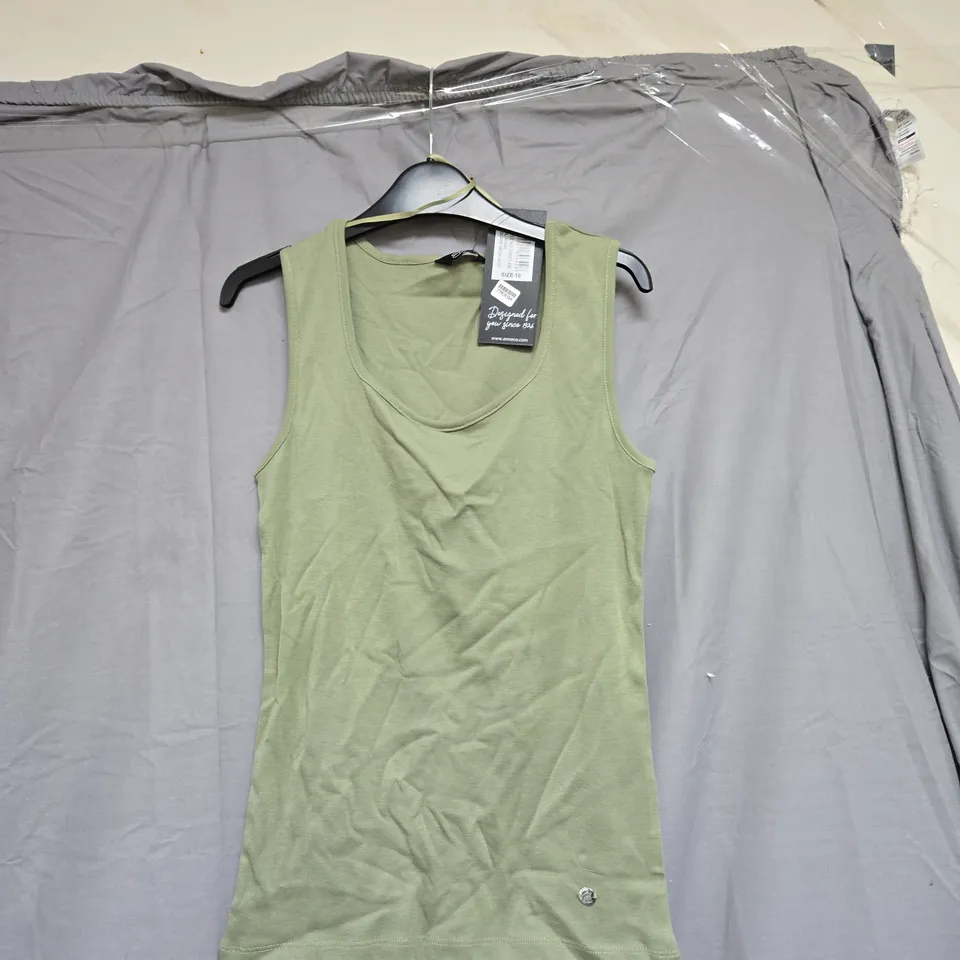 BOX OF APPROXIMATELY 15 ASSORTED ITEMS TO INCLUDE: GREEN VEST AND GREEN JOGGING BOTTOMS