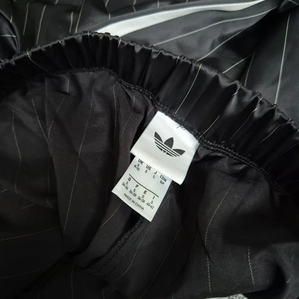 UK 8-10 ADIDAS KD2295 TRACK PANTS – BLACK WITH PINSTRIPES