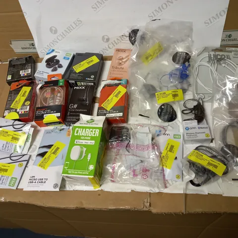 LOT OF APPROX. 20 ASSORTED TECH ITEMS TO INCLUDE CHARGING CABLES AND EARPHONES