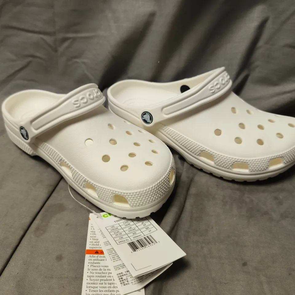 PAIR OF CROCS CLASSIC CLOGS IN WHITE SIZE UK M5/W6