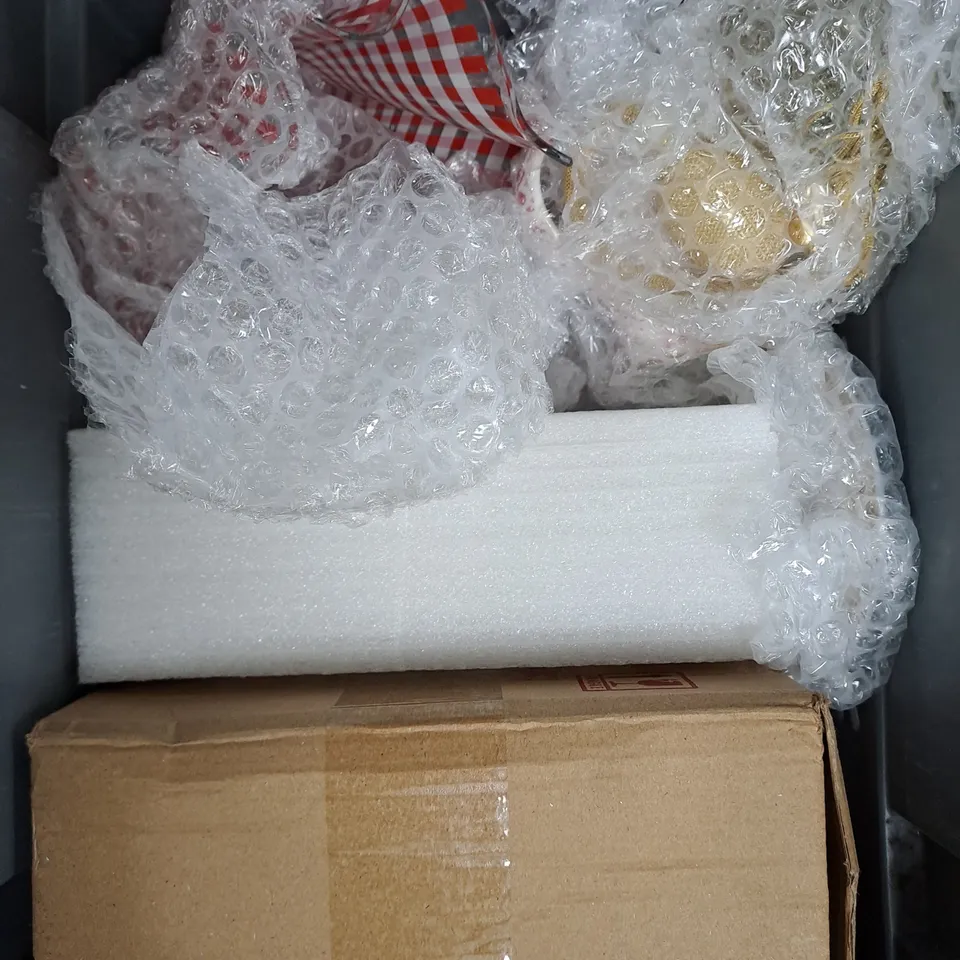 APPROXIMATELY 8 ASSORTED HOUSEHOLD ITEMS TO INCLUDE GLASS PLATE, BOTTLE STOPPER, MUGS ETC 