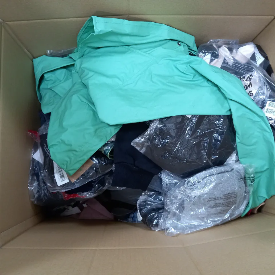 LARGE QAUNTIITY OF ASSORTED CLOTHING ITEMS TO INCLUDE DRESSES, JEANS, SHIRTS, ETC
