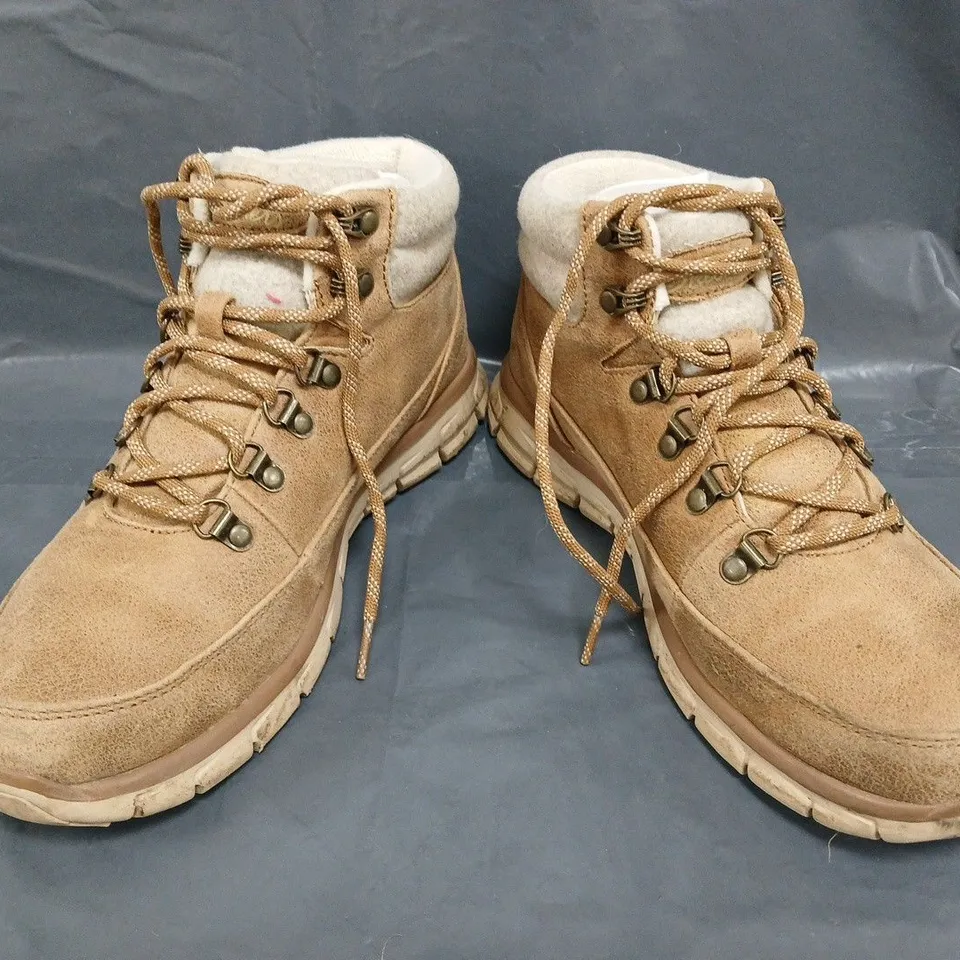 BOXED PAIR OF SKECHERS SYNERGY TECH BOOTS IN CHESTNUT SIZE 6.5