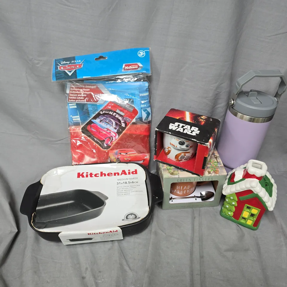 APPROXIMATELY 15 ASSORTED ITEMS TO INCLUDE TO INCLUDE KITCHENAID MEDIUM BAKER, STAR WARS MUG, TUMBLER CUP, ETC - COLLECTION ONLY
