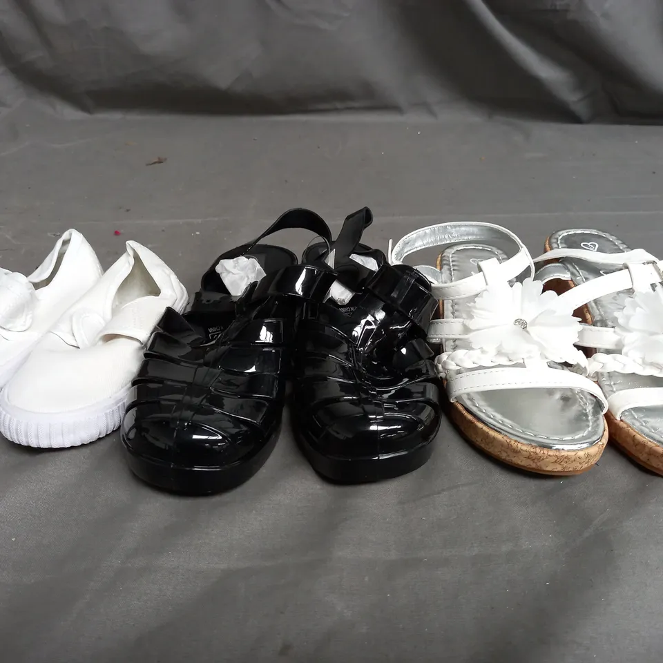 APPROXIMATELY 13 ASSORTED KIDS PAIRS OF SHOES IN VARIOUS COLOURS, STYLES, AND SIZES