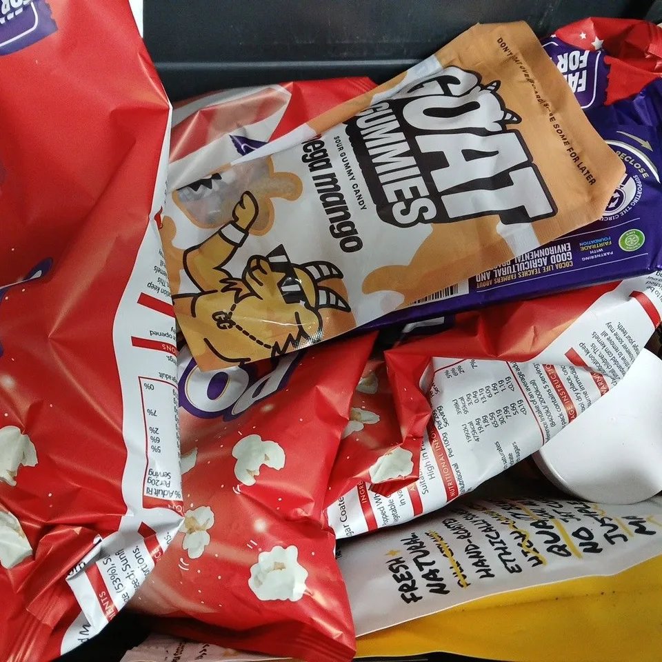 APPROXIMATELY 12 ASSORTED FOOD ITEMS TO INCLUDE TAYTO POPCORN, MILKYBAR ADVENT CALENDER, GOAT GUMMIES, ETC - COLLECTION ONLY