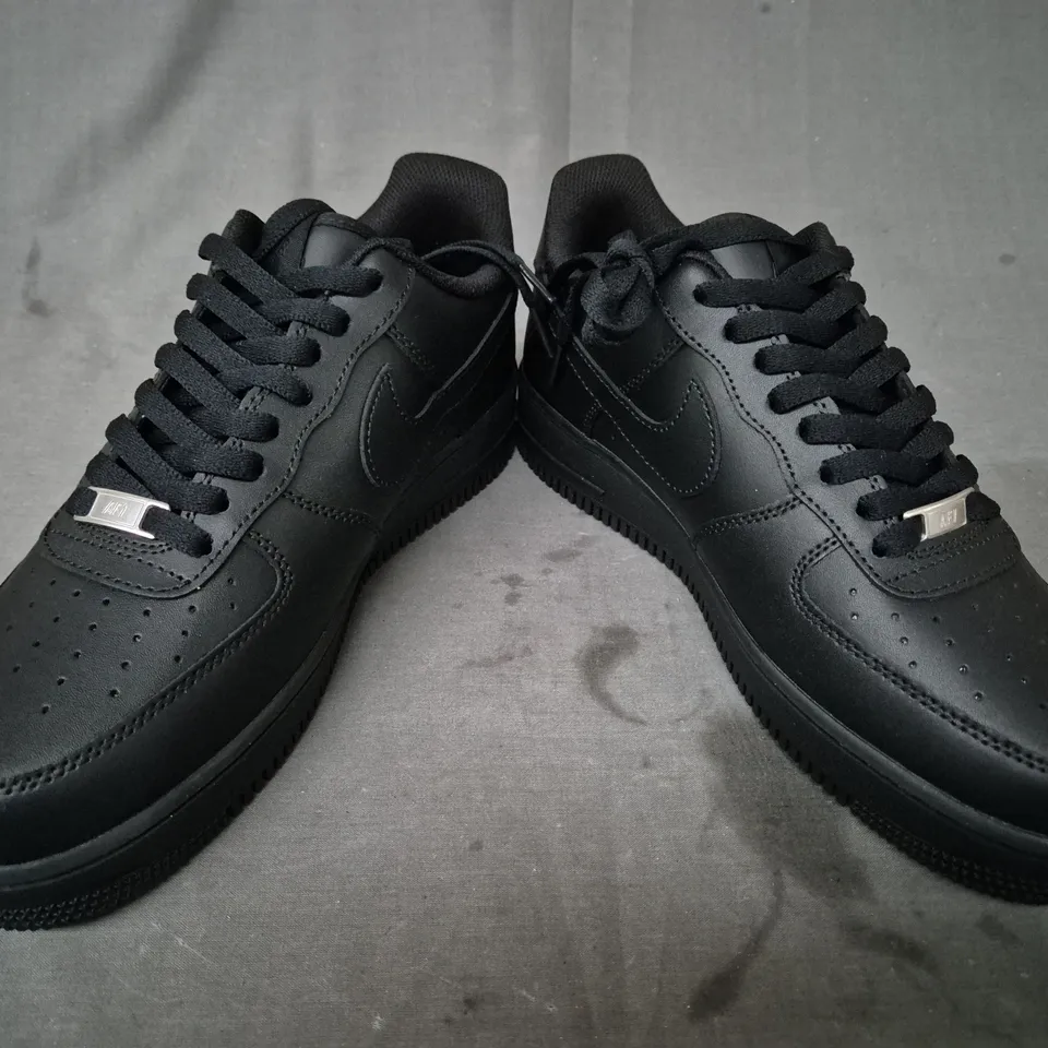 BOXED PAIR OF NIKE AIR FORCE 1 '07 SHOES IN BLACK UK SIZE 7.5