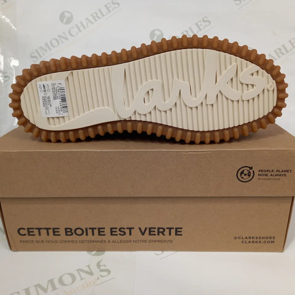 BOXED PAIR OF CLARKS TORHILL BEE CHUNKY LEATHER SHOES IN OFF WHITE UK SIZE 5.5