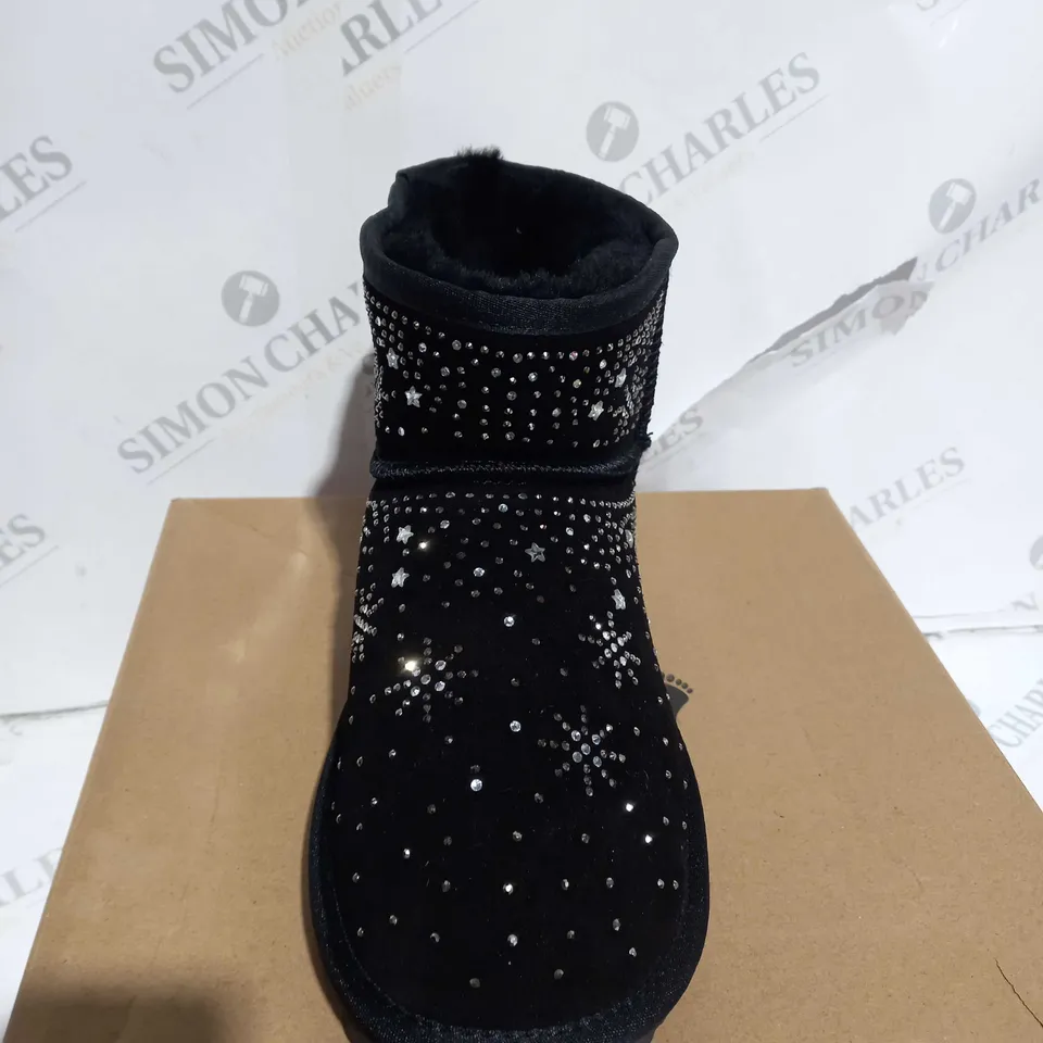 BOXED PAIR OF BONOVA SPARKLE SHEEPSKIN BOOTS BLACK SIZE 8