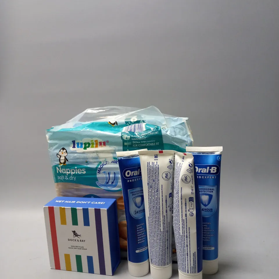 LOT OF APPROXIMATELY 20 COSMETICS ITEMS TO INCLUDE NAPPIES , ORAL -B TOOTHPASTE , HAIR WRAP , ETC 
