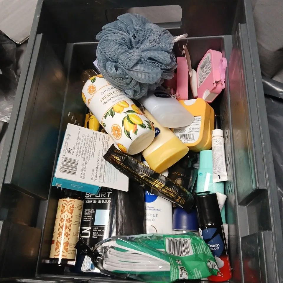 APPROXIMATELY 20 ASSORTED COSMETICS INCLUDING ALPECIN CAFFEINE LIQUID, GILETTE SHAVE FOAM, RADOX SHOWER GEL, TOOTHPASTE ETC