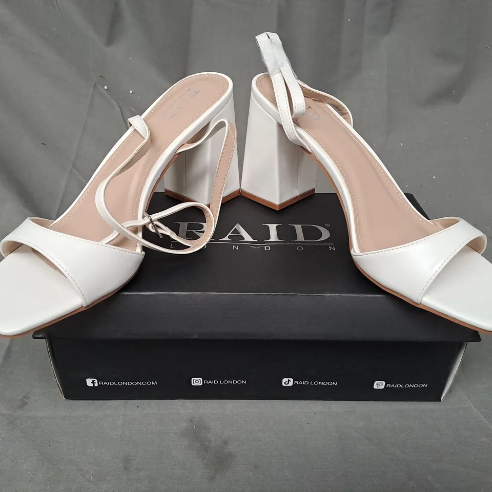 BOXED PAIR OF RAID OPEN TOE BLOCK HEEL SANDALS IN WHITE UK SIZE 6