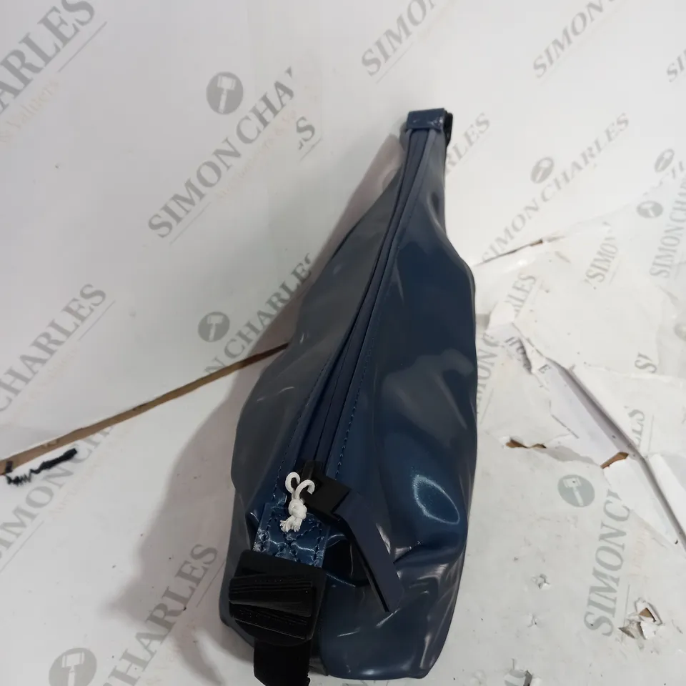 RAINS HILO BLUE WASH BAG