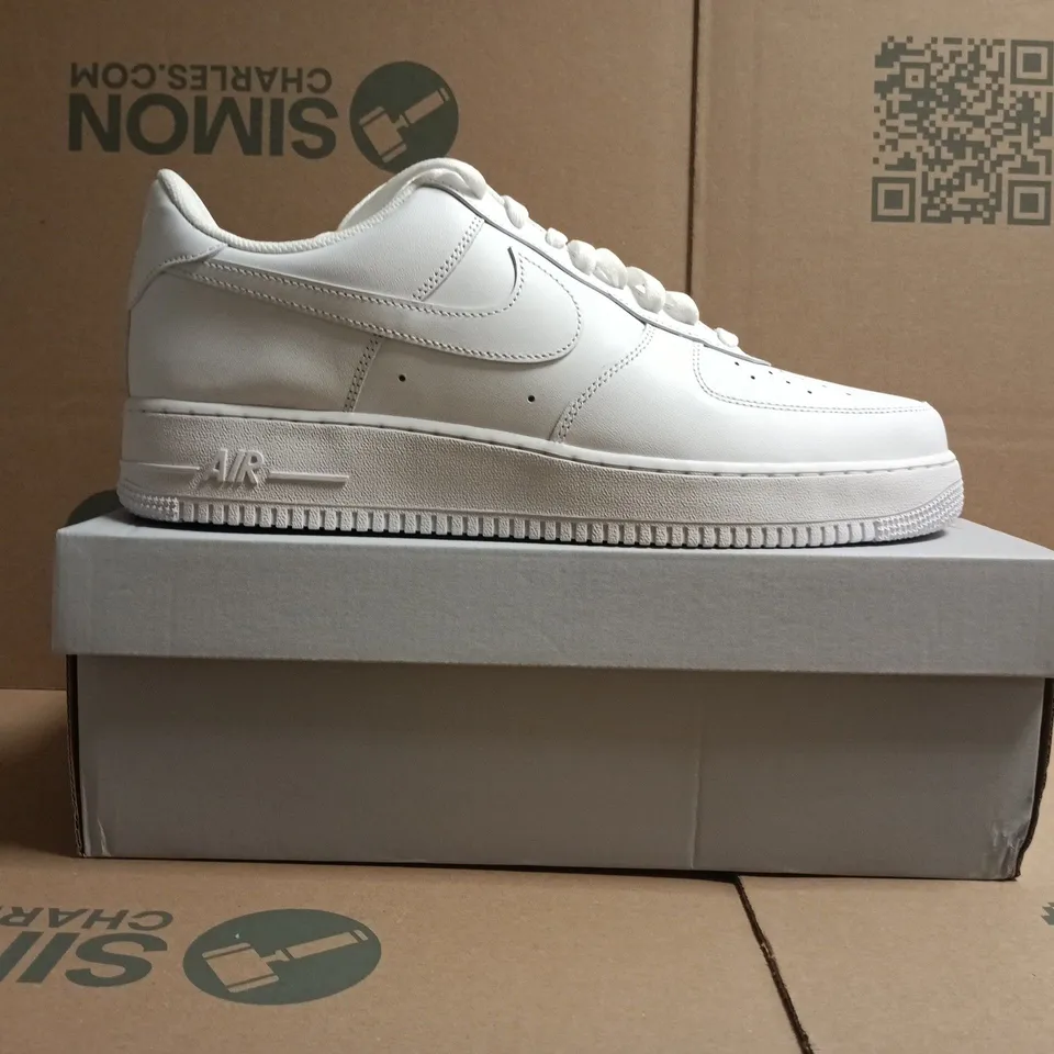 BOXED PAIR OF NIKE AIR FORCE 1 '07 TRAINERS IN WHITE SIZE UK 13