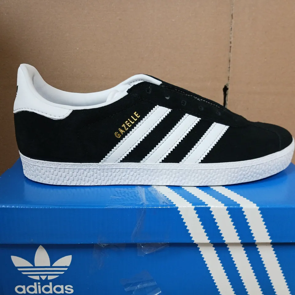 ADIDAS ORIGINALS OLDER UNISEX GAZELLE TRAINERS - BLACK/WHITE - UK 4