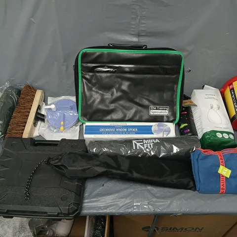 BOX OF APPROXIMATELY 15 ASSORTED ITEMS TO INCLUDE - TRASH BAGS, ION8 BOTTLE, AND WONDER WIPES TUB ETC. 