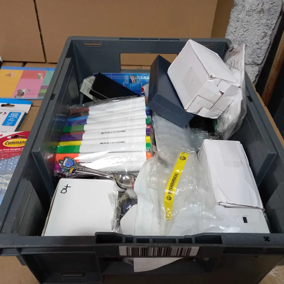 TOTE OF APPROXIMATELY 30 ASSORTED ITEMS TO INCLUDE A 10PC MATH SET AND TIN PENCIL CASE, 1-1000 RAFFLE TICKETS, A MARKER SET AND A GLASS STRAW SET