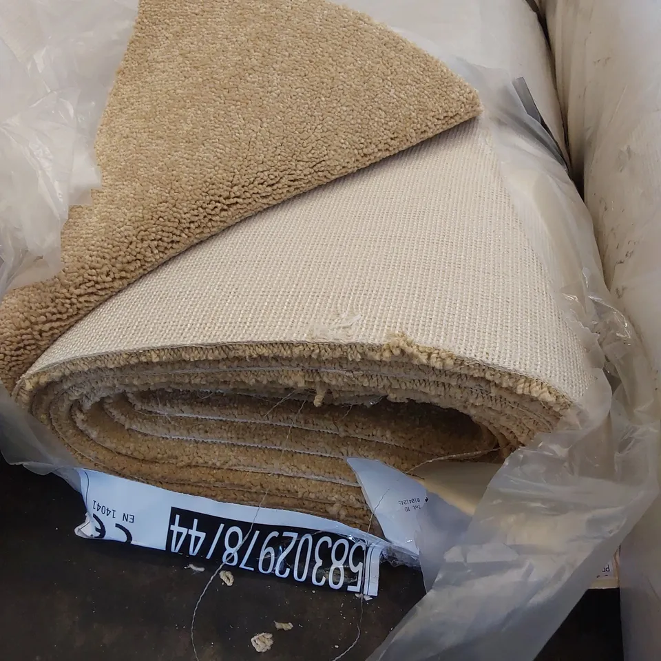 ROLL OF QUALITY EC AURA SAND DUNE CARPET // SIZE: APPROX 4 X 4m