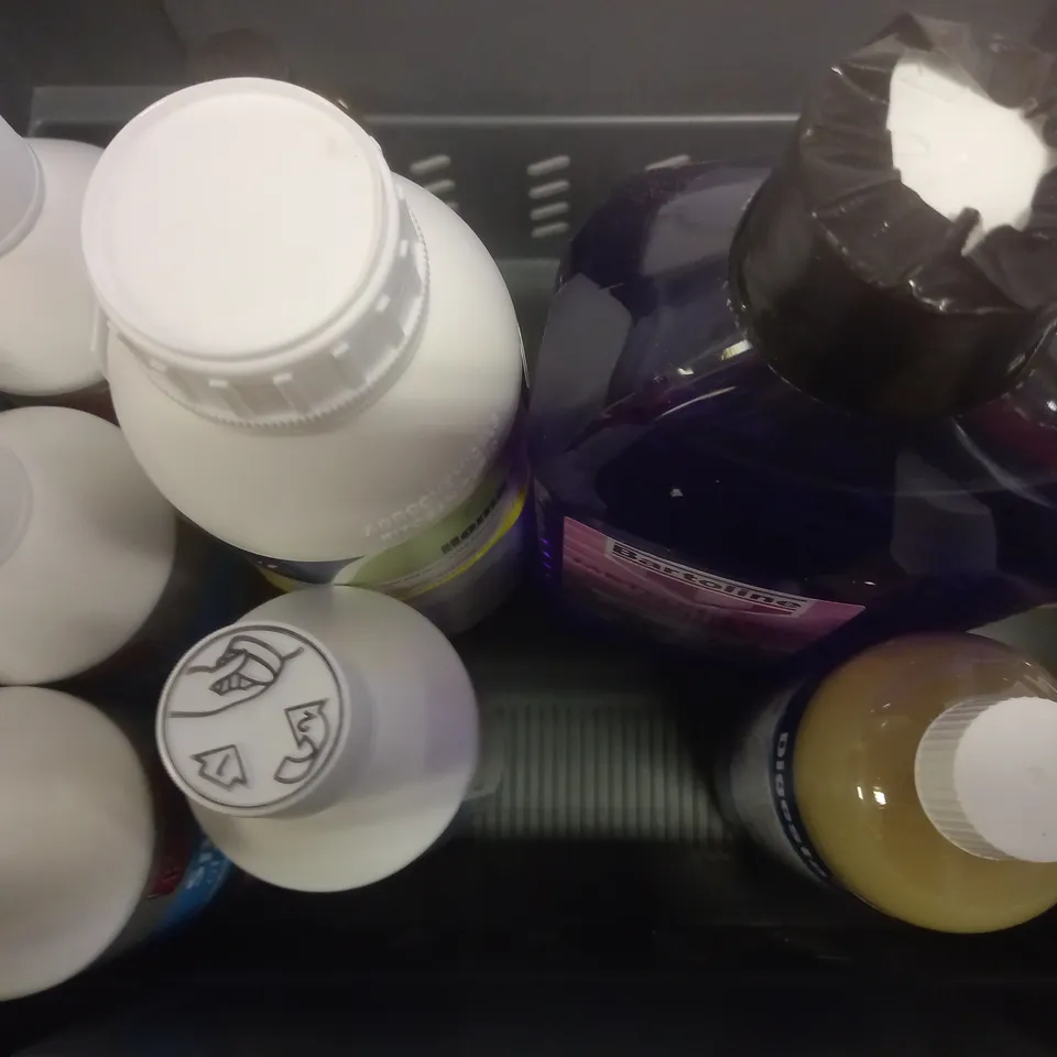 BOX OF APPROX 12 ASSORTED LIQUIDS TO INCLUDE - FLASH SPRAY WIPE - GALLUP HOME & GARDEN - KNOCK SPIRITS & SALT ETC