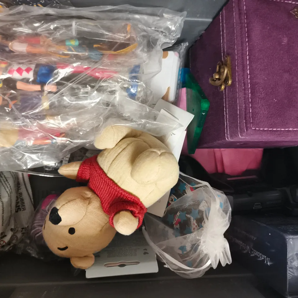 APPROXIMATELY 10 ASSORTED TOYS AND GAMES TO INCLUDE QUACK PACKS, ETC