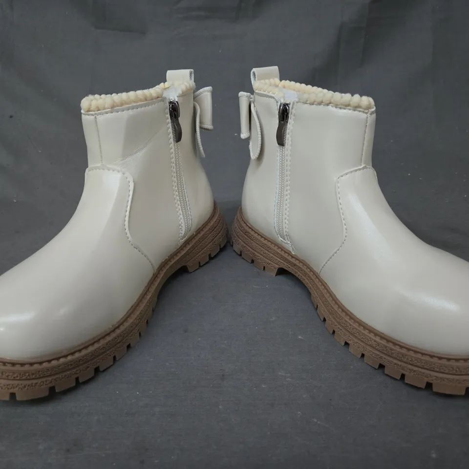 BOXED PAIR OF UNBRANDED ANKLE BOOTS IN CREAM W. BOW DETAIL EU SIZE 35